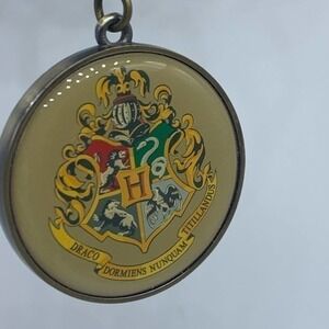 HARRY POTTER Hogwarts house crest and platform 9 3/4 keychain new in pac…